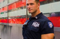 警察腹肌写真,腹肌线条勾勒的正义守护者