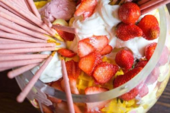 小姐姐给孩子买冰淇淋吃